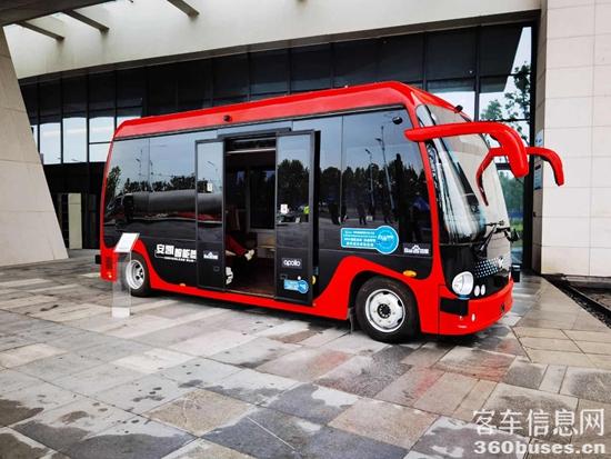 1619773867220014.jpg 觀眾在體驗安凱無人駕駛客車.jpg