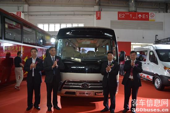 1625665682977015.jpg 與會領(lǐng)導(dǎo)嘉賓為寶斯通N7新車上市揭幕.JPG