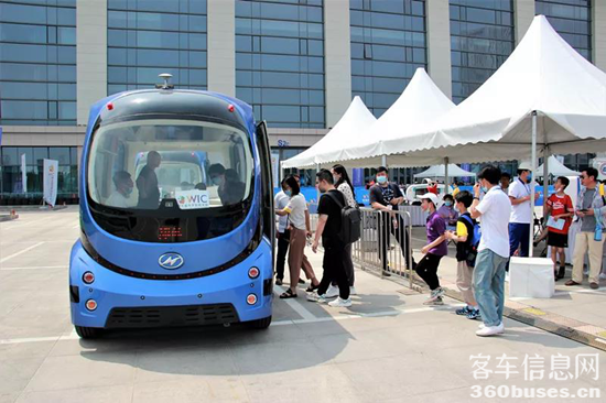 1626855772632555.png 市民排隊試乘“深藍(lán)”自動駕駛巴士.png