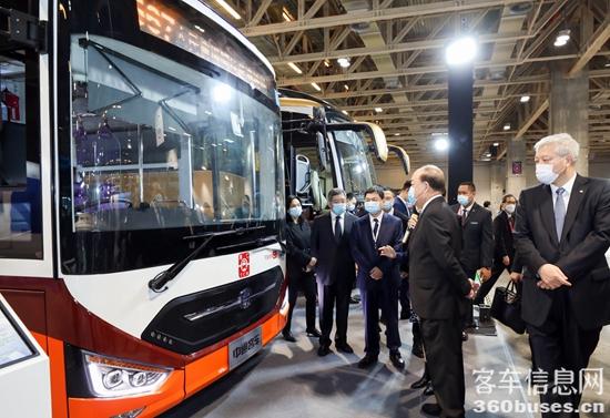 澳門特別行政區(qū)行政長官賀一誠（右二）在2021澳門車展期間參觀中通客車為澳門量身定制德國新能源公交.jpg