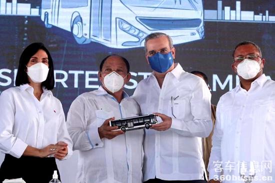 總統(tǒng)（右二）接受中通客車模型禮物.jpg