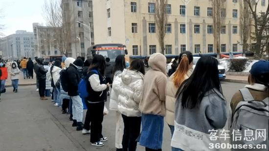 排隊乘坐睿通V60的東北農業(yè)大學學子.jpg
