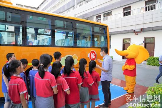 2 小金象帶領(lǐng)同學(xué)們一起學(xué)習(xí)校車知識(shí).jpg