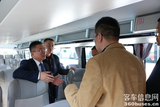 1680314784585985.jpg 與會(huì)領(lǐng)導(dǎo)參觀品鑒H9.JPG