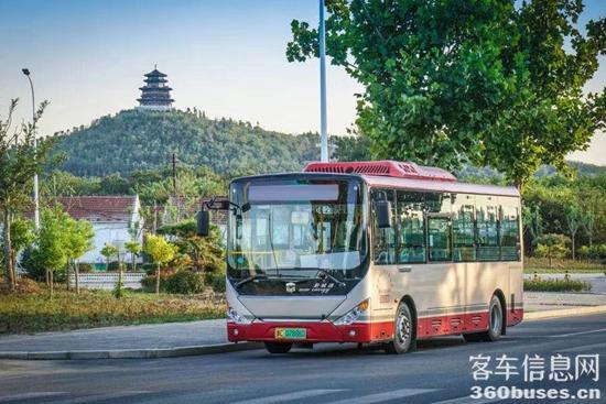 在淄博城區(qū)運(yùn)行的中通客車.jpg