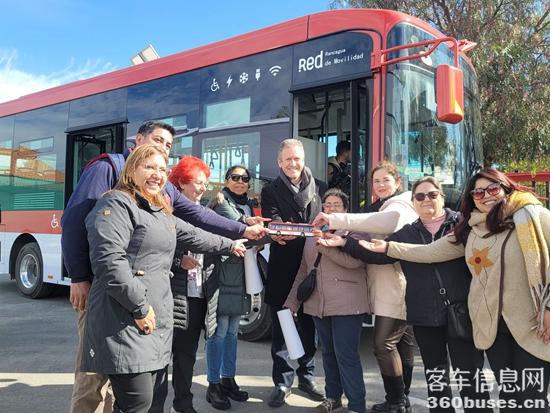 1715393387476052.jpg 智利交通部長胡安·卡洛斯·穆尼奧斯與現(xiàn)場(chǎng)民眾在車前合影.jpg