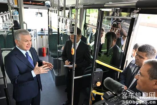 米爾濟(jì)約耶夫總統(tǒng)乘坐體驗(yàn)中通N系公交  來源于烏茲別克斯坦總統(tǒng)新聞辦公室.jpg