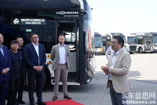 1751941413890085.png 中國駐盧森堡大使華寧(右一)致辭.png