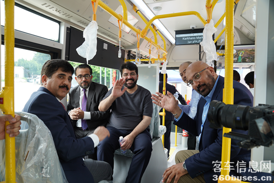 2 巴基斯坦客人試乘新車.png