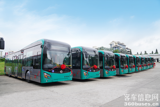 3 整裝待發(fā)的金旅新能源公交車.png