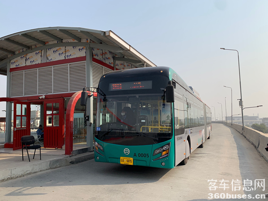 5 在巴基斯坦白沙瓦運(yùn)行的金旅客車.png