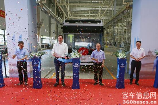 金旅客車-Ebusco首臺(tái)18米碳纖維新能源客車下線.jpg