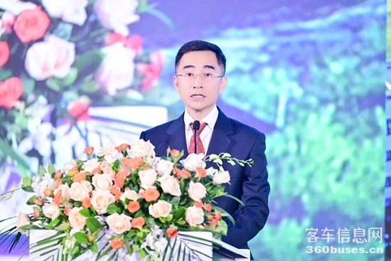 2 金龍汽車集團副總裁、金旅客車黨委書記、董事長彭東慶在發(fā)布會上致辭.jpg